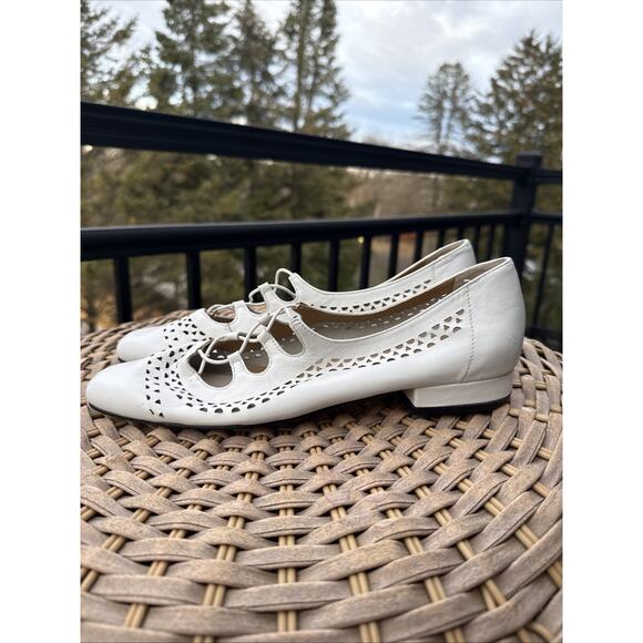 VANELI Slip-on Oxfords Womens 9 SS Narrow White Soft Leather Low Heels Cut Out - Picture 7 of 16